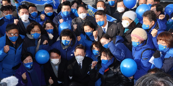  더불어민주당 이재명 대선후보가 16일 강원도 고성군 통일전망대를 방문한 뒤 지지자들과 기념촬영을 하고 있다.