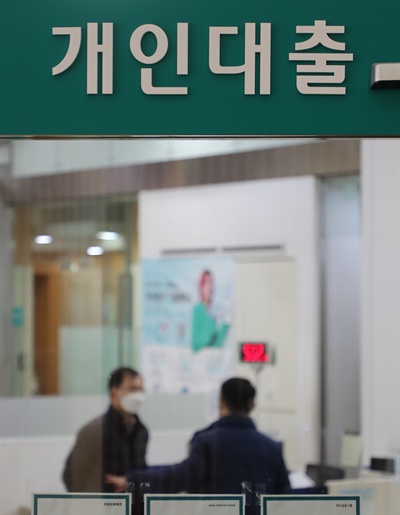 한국은행 금융통화위원회는 지난 14일 통화정책방향 회의에서 현재 연 1.00%인 기준금리를 1.25%로 0.25%포인트 인상했다. 한국은행이 이례적으로 두 차례 연속 기준금리를 올리면서, 기준금리가 22개월만에 코로나19 직전 수준(1.25%)에 이르렀다. 사진은 이날 서울 시내 한 은행 창구 모습.
