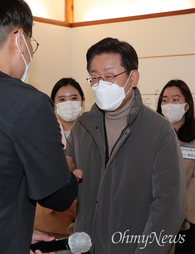  더불어민주당 이재명 대선 후보가 17일 오전 서울 강서구 이화여대 서울병원 보구녀관에서 열린 청년 간호사 간담회에서 참석자들과 인사하고 있다.