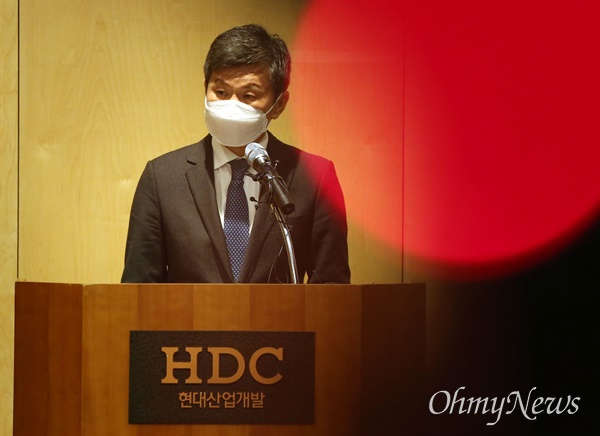 정몽규 HDC현대산업개발 회장이 17일 오전 서울 용산구 HDC현대산업개발 용산사옥 대회의실에서 광주 아파트 외벽 붕괴 사고 관련 대국민 사과를 하고 있다. 이날 정 회장은 사퇴 의사를 밝혔다.