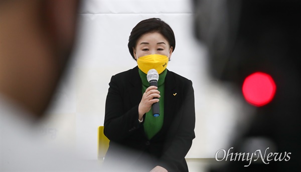  정의당 심상정 대선 후보가 17일 오후 국회에서 대국민 기자회견을 하고 있다.