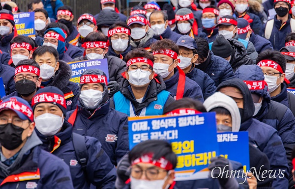  전국택배노동조합 우체국본부 조합원들이 17일 오후 서울 종로구 청와대 인근에서 우체국의 사회적 합의 불이행 규탄 무기한 단식농성 돌입 결의대회를 열고 있다. 