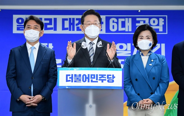 더불어민주당 이재명 대선후보가 18일 서울 여의도 당사에서 일자리 대전환 6대 공약을 발표하고 있다.