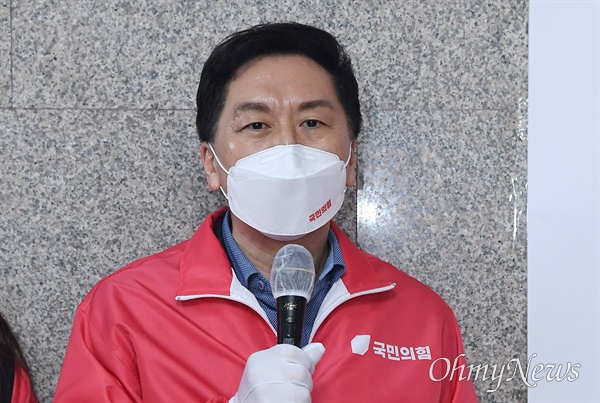  국민의힘 김기현 원내대표가 18일 서울 여의도 국회에서 열린 '공익제보자 신변보호센터' 현판식에서 인사말을 하고 있다.