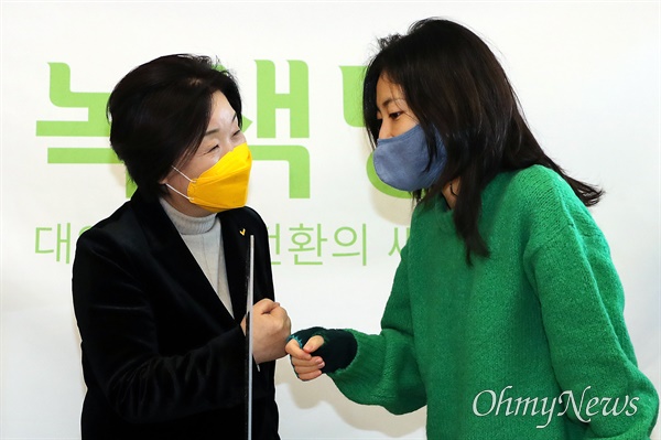 정의당 심상정 대선후보가 18일 오후 서울 종로구 녹색당 당사를 방문해 녹색당 김예원 공동대표와 인사를 나누고 있다.