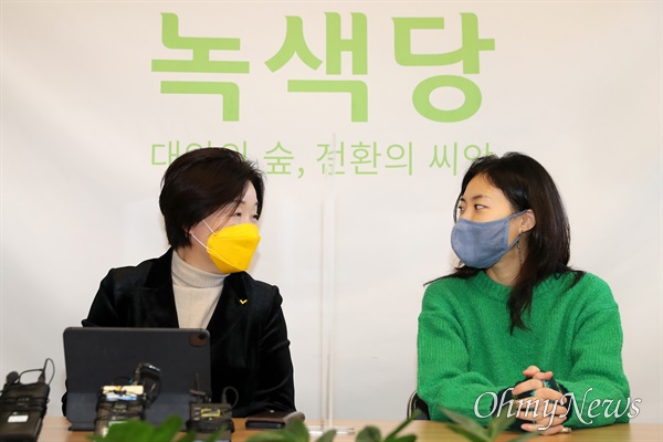 지난 1월 18일, 서울 종로구 녹색당 당사를 방문한 심상정 당시 대선후보가 녹색당 김예원 공동대표(오른쪽)와 대화하고 있다.