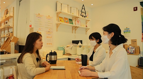 '인천의 X언니' 프로젝트팀은 인천에서 자신의 일을 하고 있는 다양한 여성창업자들을 만나 인터뷰했다. 사진은 인천 최초로 제로웨이스트 숍을 운영하고 있는 소정 대표와 이야기하고 있는 모습. 