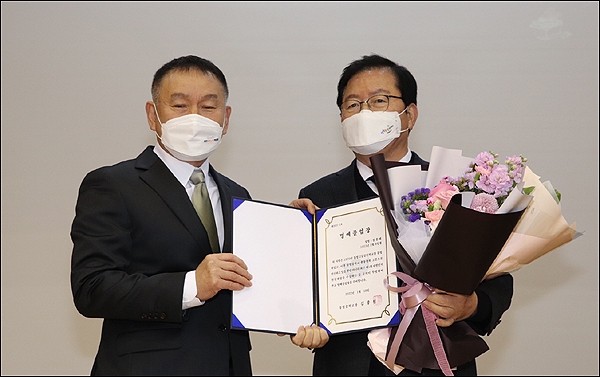 장종태 전 대전서구청장이 1월 18일 오전 10시 동명중학교 졸업식에 참석해 김종선 교장으로부터 명예졸업장을 받았다.