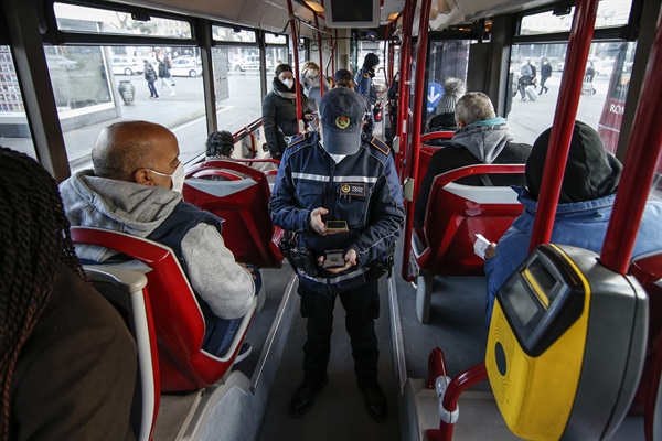 지난 10일 로마 시내버스에서 코로나19 백신 패스 단속하는 이탈리아 경찰