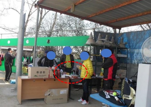 경북 김천 개령서부초등학교 테니스장 근처에서 한 동호회원들이 음식을 먹고 있는 모습.