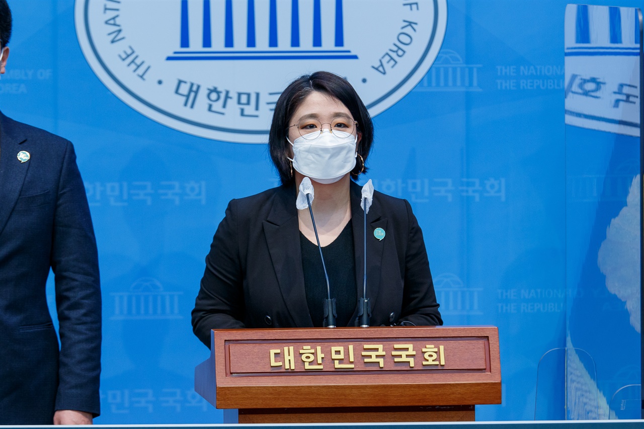 '기본소득법 발의 추진 기자회견'에서 발언하고 있는 기본소득당 용혜인 의원