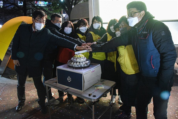 마지막 순서로 떡케익의 촛불을 손뼉으로 끄고 자른 후 함께 기념사진을 찍었다. 마트노조 부산본부는 승리 보고대회 참가자들에게 수제비누를 선물했다.