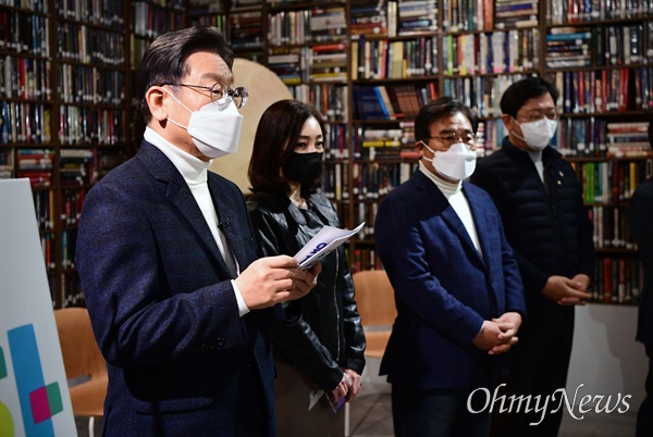  이재명 더불어민주당 대선후보가 20일 서울 인사동의 한 복합문화공간에서 청년문화예술인들과 간담회를 갖고 있다.