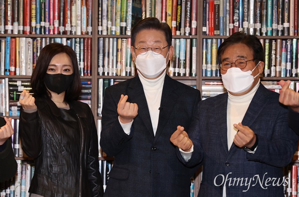 더불어민주당 이재명 대선후보가 20일 서울시 종로구 인사동 코트에서 문화예술공약을 발표를 마친 뒤 기념촬영을 하고 있다.