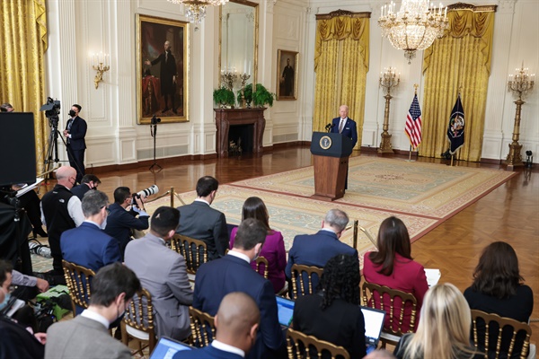 조 바이든 미국 대통령이 19일 워싱턴DC 백악관 이스트룸에서 기자회견을 하고 있다. 