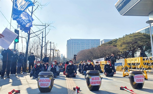 전국금속노동조합은 20일 오후 서울 여의도 산업은행 앞에서 “불공정 특혜 매각 추진한 이동걸 퇴진, 대우조선해양 노동자 살리기 결의대회”를 열었다