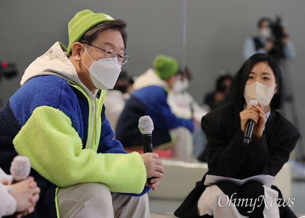 이재명 더불어민주당 후보가 20일 서울 성동구 원밀리언 댄스 스튜디오에서 열린 ‘JM, 우리가 원하던게 이거잖아’간담회에서 참석자의 질문을 듣고있다.