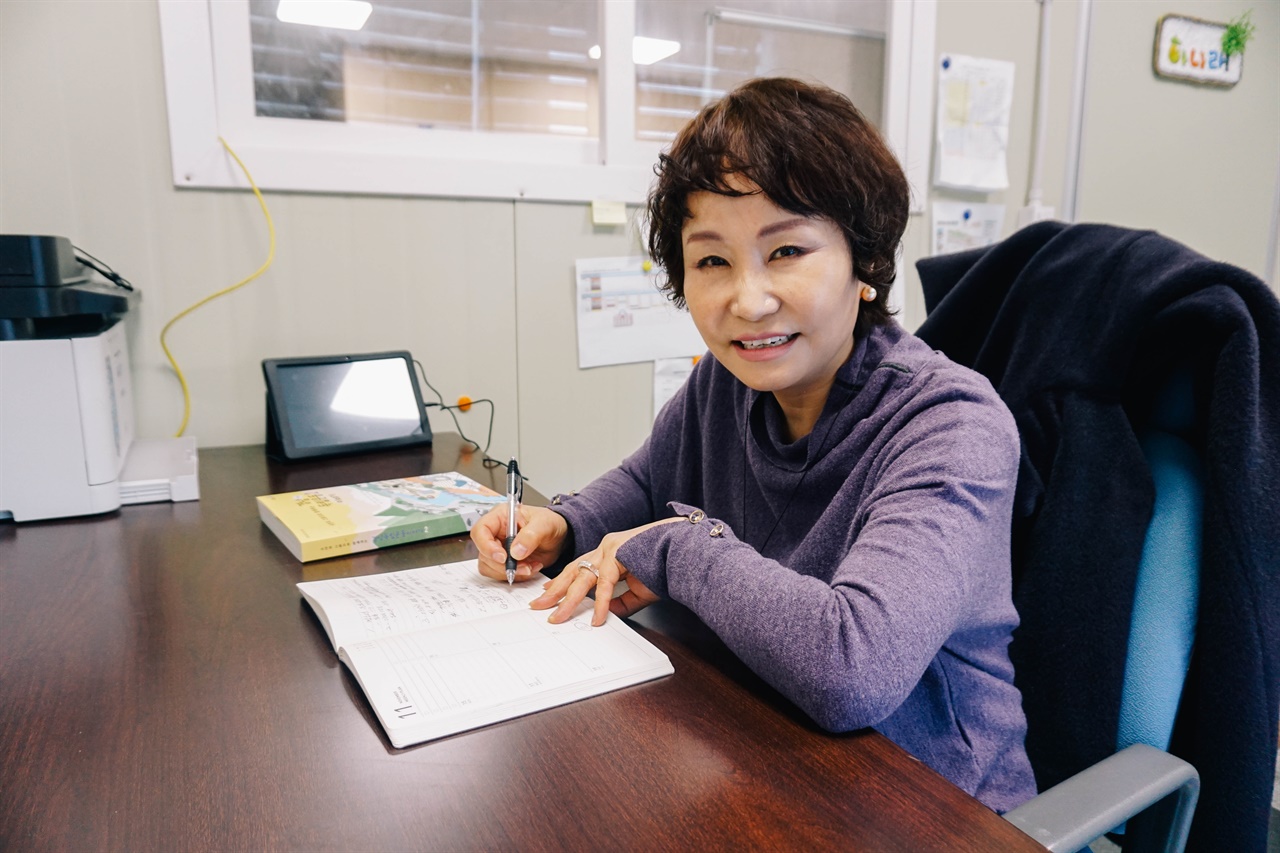 '김해글로벌센터' 손은숙 이사장이 미소 짓고 있다. 