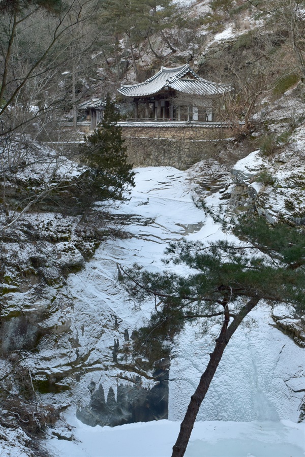 폭설에 덮인  만휴정과 폭포