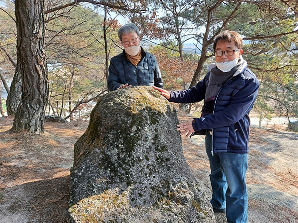 돼지처럼 생긴 제단의 돼지 콧구멍에는 두 개의 구멍(성혈)이 있고 돼지머리를 두드리니 소리가 났다.   