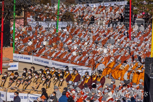 21일 오후 서울 종로구 조계사에서 '종교편향·불교왜곡 근절과 한국불교 자주권 수호를 위한 전국승려대회'가 열리고 있다.