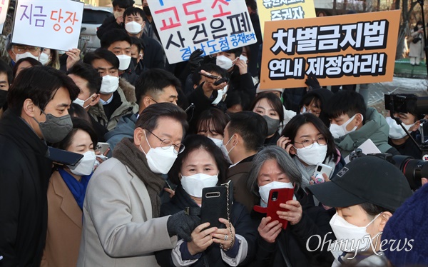 더불어민주당 이재명 대선 후보가 21일 서울 마포구 연남동 거리에서 열린 '걸어서 민심 속으로' 연남동 거리 걷기 행사에서 시민들과 기념사진을 찍고 있다. 