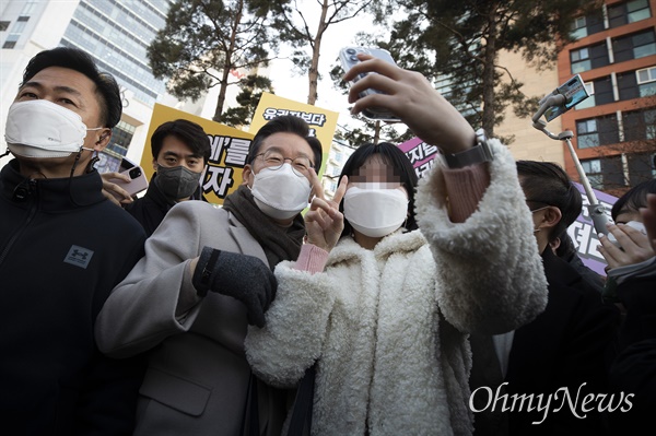 더불어민주당 이재명 대선 후보가 21일 서울 마포구 연남동 거리에서 열린 '걸어서 민심 속으로' 연남동 거리 걷기 행사에서 시민들과 기념사진을 찍고 있다.