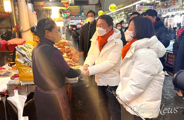  국민의당 안철수 대통령선거 후보가 1월 22일 창원 마산어시장을 방문해 상인들을 만났다.