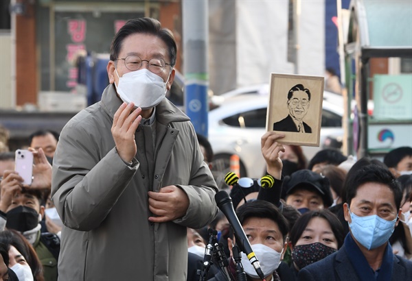 더불어민주당 이재명 대선 후보가 23일 경기도 평택시 평택역 광장에서 열린 '매타버스 평택 민심 속으로' 행사에서 시민들에게 지지를 호소하고 있다. 