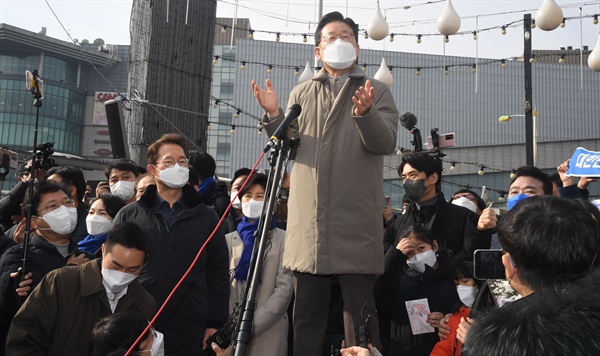 더불어민주당 이재명 대선 후보가 23일 경기도 수원시 매산로테마거리에서 열린 '매타버스 수원 민심 속으로' 행사에서 연설하고 있다.