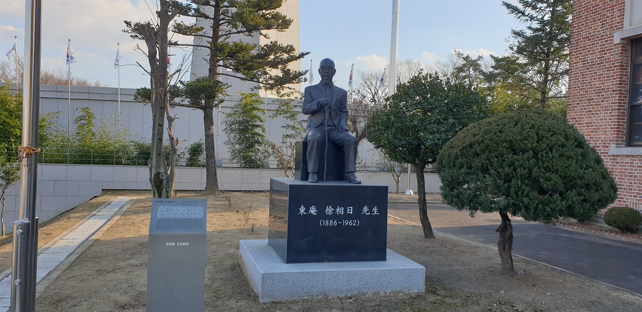  조양회관 건립의 주역인 서상일 선생의 동상을 볼 수 있다.