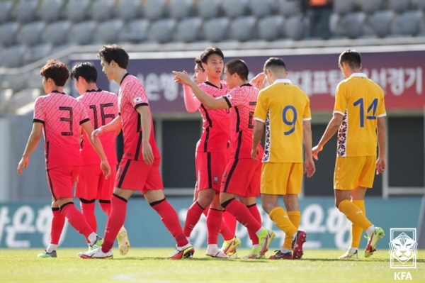 한국 대표팀 한국 대표팀이 지난 몰도바전에서 프리킥 득점 이후 함께 기쁨을 나누고 있다