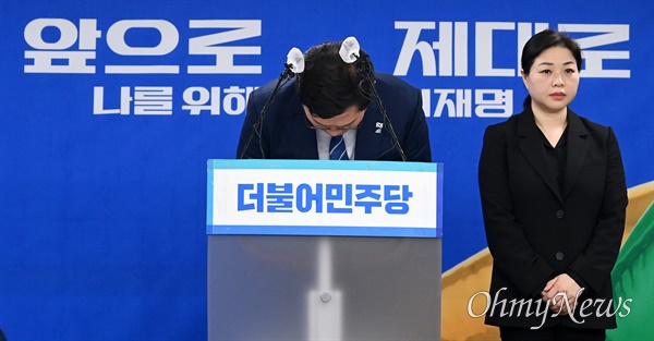 더불어민주당 송영길 대표가 25일 오전 서울 여의도 당사에서 긴급 기자회견을 하기 전 인사하고 있다. 