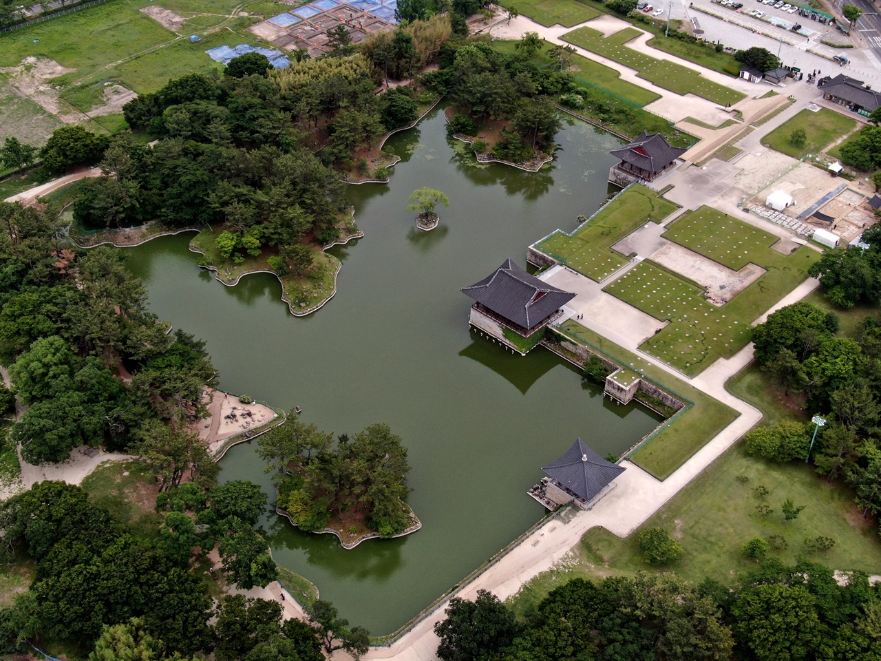 사진 속 연못은 통일신라의 예술적 성취를 보여주는 수많은 유물들이 출토된 월지다.