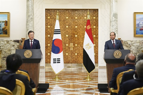 문재인 대통령과 압델 파타 엘시시 이집트 대통령이 20일(현지시간) 이집트 카이로 대통령궁에서 정상회담을 마친 후 열린 공동언론발표에서 발언하고 있다.