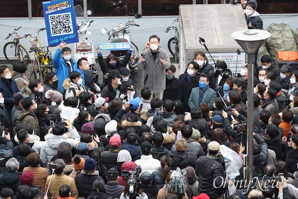  더불어민주당 이재명 대선 후보가 25일 경기도 하남시 신장시장을 방문, 즉석연설하며 지지를 호소하고 있다.