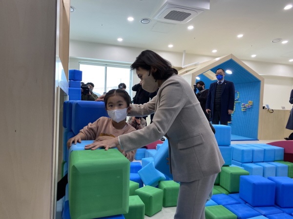 이재명 후보 부인 김혜경씨가 25일 오후 울산 울주군 상북면에 위치한 어린이 체험시설 '큰나무놀이터'를 방문해 어린이에게 놀이지도를 하고 있다