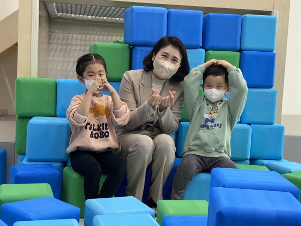 이재명 후보 부인 김혜경씨가 25일 오후 울산 울주군 상북면에 위치한 어린이 체험시설 '큰나무놀이터'를 방문해 어린이들과 놀이를 하고 있다