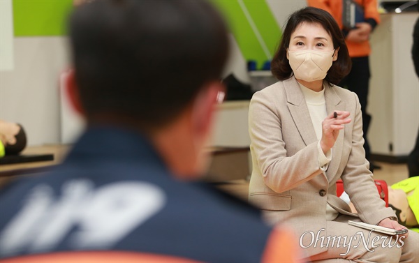 더불어민주당 이재명 대선 후보의 배우자인 김혜경씨가 25일 부산 119안전체험관을 찾아 소방관들을 만났다. 소방관들의 의견을 꼼꼼하게 적은 김씨는 이 내용을 후보에게 전달하겠다고 말했다.
