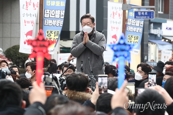 더불어민주당 이재명 대선 후보가 25일 경기 의정부시 행복로 시민광장에서 열린 '매타버스 의정부, 민심 속으로!'에서 지지를 호소하고 있다.