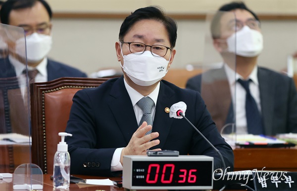 박범계 법무부 장관이 1월 26일 오전 국회에서 열린 법제사법위원회 전체회의에 출석해 의원들의 질의에 답변하고 있다.
