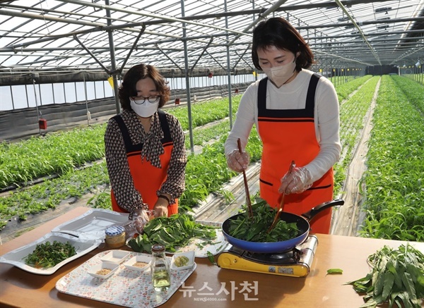 공심채 볶음 요리를 하고 있는 김혜경 여사 