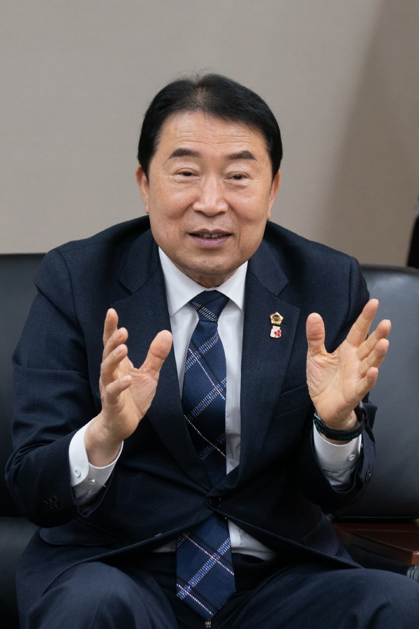 신은호 인천시의회 의장은 "남은 임기 동안 인천발전과 시민의 삶의 질 향상을 위한 책임의정 구현에 총력을 기울이겠다"고 밝혔다.