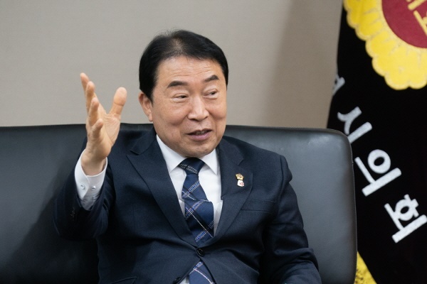 신은호 인천시의회 의장은 "코로나19를 극복하고 민생과 경제를 회복하기 위해서는 3차백신 접종률 올리고 방역·의료대응체계를 재정비해야 한다"고 강조했다.