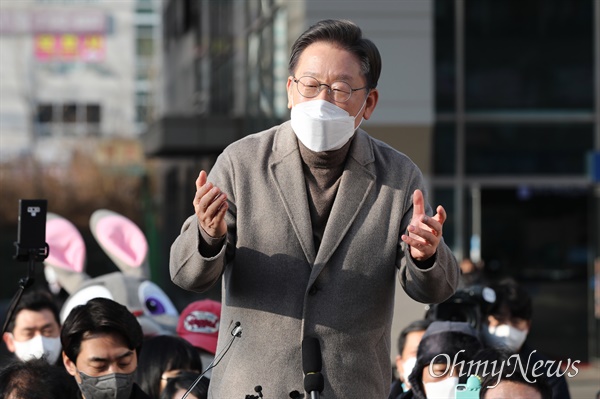  더불어민주당 이재명 대선 후보가 지난 26일 오후 경기 파주시 금촌역 광장에서 지지를 호소하는 연설을 하고 있다. 