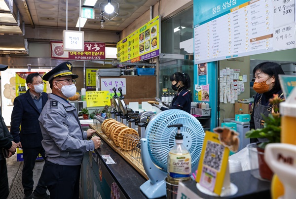    이상률 경남경찰청장, 26일 창원 상남시장 방문.