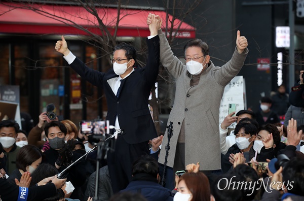  더불어민주당 이재명 대선후보가 26일 경기도 양주시 옥정로데오거리를 방문, 정성호 의원과 손잡고 지지자에게 인사하고 있다. 