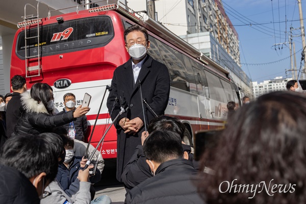 이재명 더불어민주당 대선후보가 27일 오후 광주광역시 서구 광주화정아이파크붕괴사고 현장에서 피해자 가족과 면담 후 기자들에게 발언을 하고 있다. 