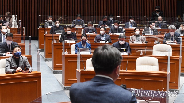 더불어민주당 의원들이 27일 국회에서 열린 의원총회에서 윤호중 원내대표의 발언을 듣고 있다.