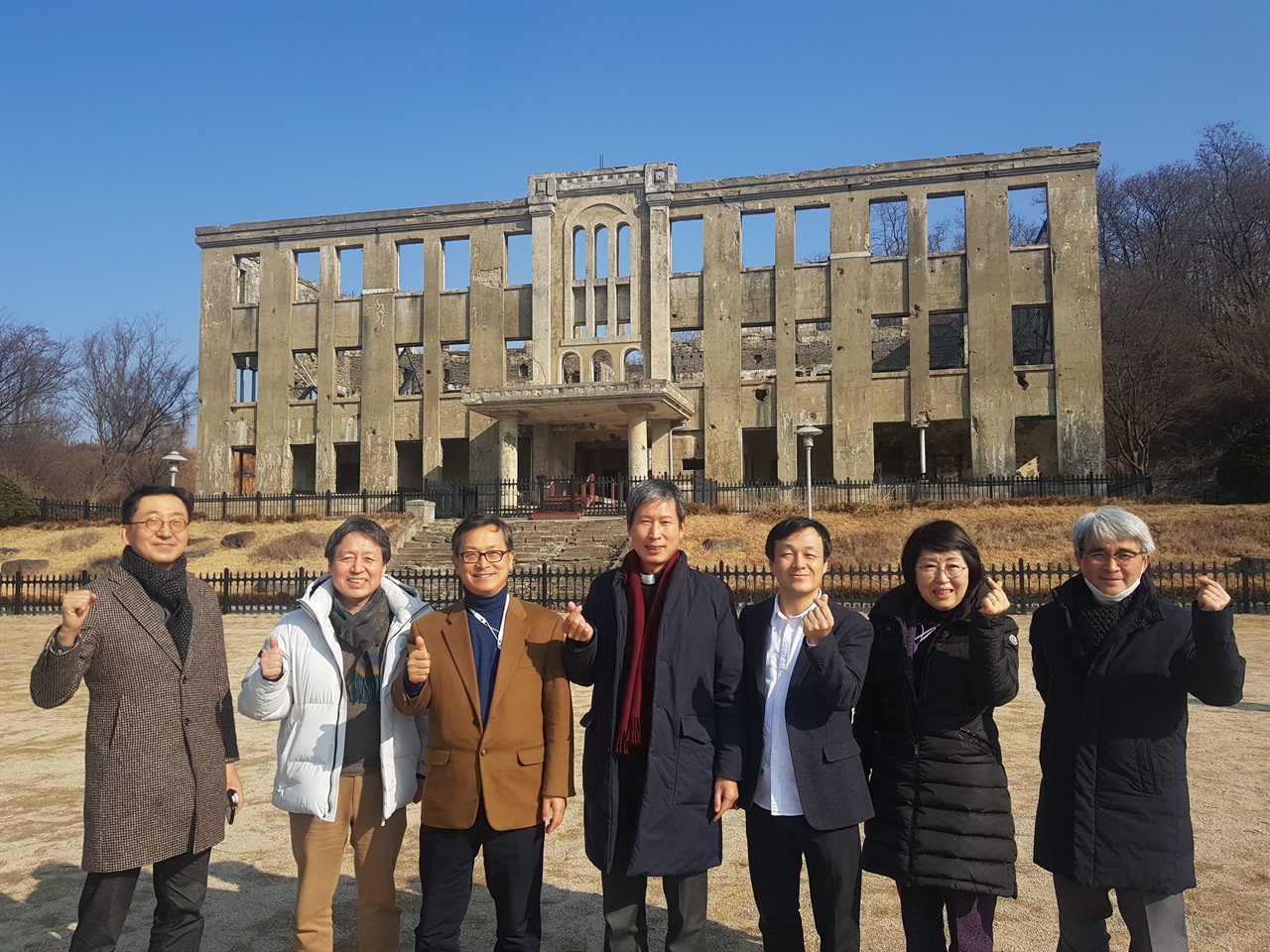 강원도 철원 국경선평화학교와 성공회대가 평화통일 교육과 학술교류 증진을 위한 업무협약을 실시했다. 업무협약 후 양측 관계자들이 노동당사 앞에서 기념사진을 촬영했다. 왼쪽부터 정진호 한동대 교수, 김은규 성공회대 교수, 정지석 국경선평화학교 대표, 김기석 성공회대 총장, 신익상 성공회대 교수, 송민영 교장 이충재 국경선평화학교 사무총장.